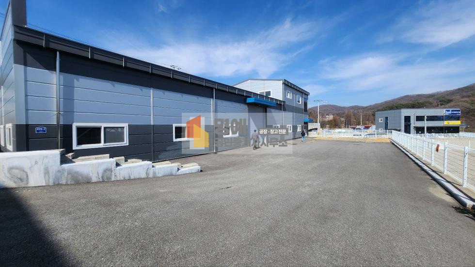 충남 아산시 염치읍 방현리 08동 창고,건물112평 사무실 40평 트레일러 가능한 마당 월세 매물번호 10729 사진 1