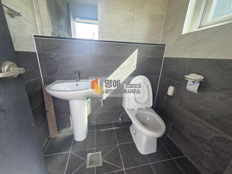 충남 천안서북구 직산읍 군서리 B동 천안 직산 공장임대 건물120평 대지1200평 공동마당 대형트럭 진입 월세 매물번호 10832 사진 8